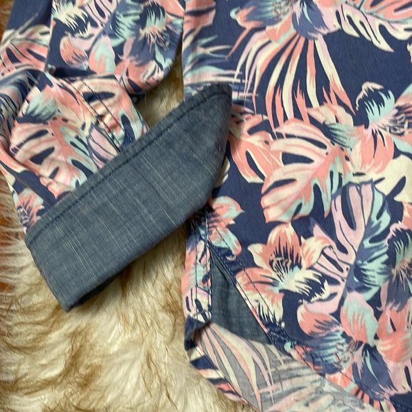 Tommy Bahama men’s Canyon Beach Rustic Blooms button up shirt - Picture 7 of 8